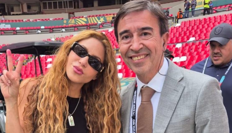 Periodista abandonó una transmisión para tomarse una foto con Shakira en el Mundial