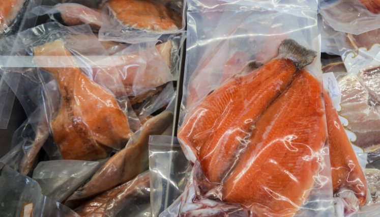 Envases transfieren aditivos plásticos a pescados almacenados en nevera