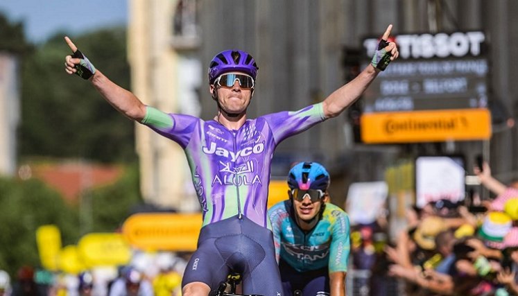 El colombiano Harold Tejada (atrás) tuvo destacada actuación en la etapa 13 del Tour de Francia, ganada por el suizo Mauro Schmid (Jayco Alula).