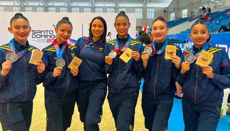 Las gimnastas cucuteñas María Jimena Mendoza (primera a la derecha) y Adriana Lucía Mantilla (segunda) brillaron con la selección Colombia en los Juegos de Santo Domingo 2026. 
