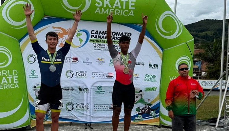 Matías Velásquez (izquierda), sigue ganando experiencia y dejando en alto el nombre de Norte de Santander en el patinaje.
