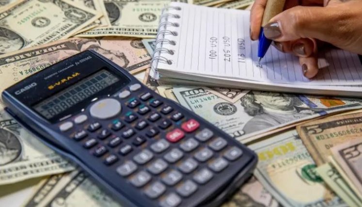 Dólar cayó por debajo de $3.300 por primera vez desde 2020