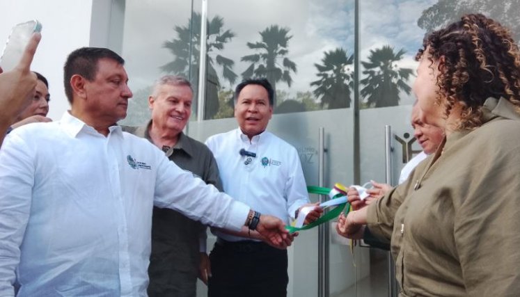 El gobernador William Villamizar y el gerente del Meoz, Hernando José Mora inauguran la torre administrativa./Foto cortesía