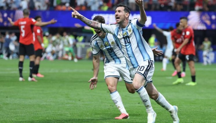 La Albiceleste remontó un 2-0 en contra con goles de Cristian Romero, Lionel Messi y Enzo Fernández para vencer 3-2 a Egipto y sellar su clasificación a los cuartos de final.