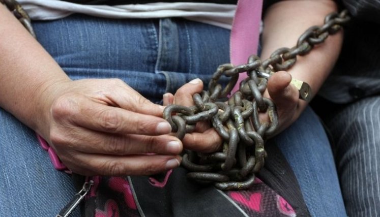 Manos Mujer Encadenada
