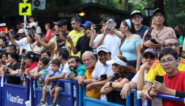 Los cuatro kilómetros de recorrido del desfile estuvieron abarrotados de público./Foto Adrián Hurtado