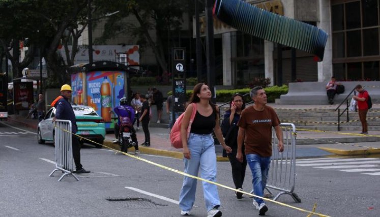 Familiares no paran de buscar todavía a sus seres queridos que no aparecen tras los terremotos/Foto: Carlos Ramírez/La Opinión