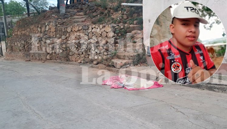 El cuerpo del adolescente quedó sobre la calle 24, luego de ser atacado a disparos. / Foto: cortesía
