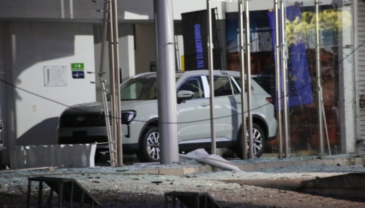 Atentado al Denor, daños en concesionario. Foto: Carlos Ramírez / La Opinión.