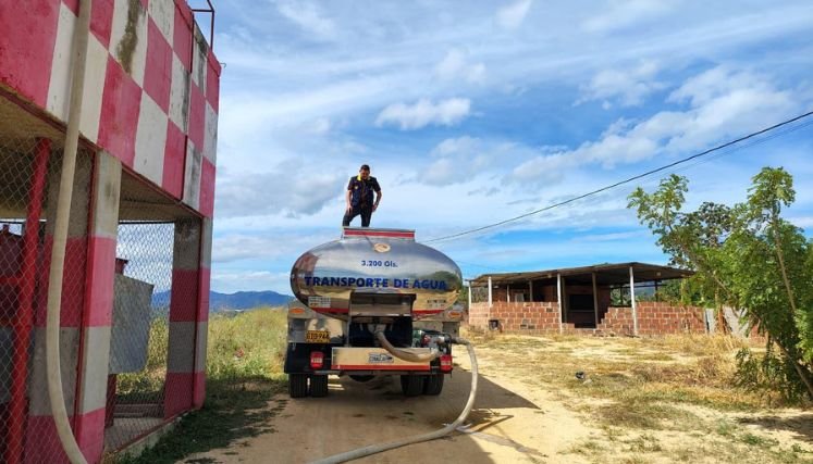 A través de carrotanques se transporta agua potable hacia las veredas afectadas.