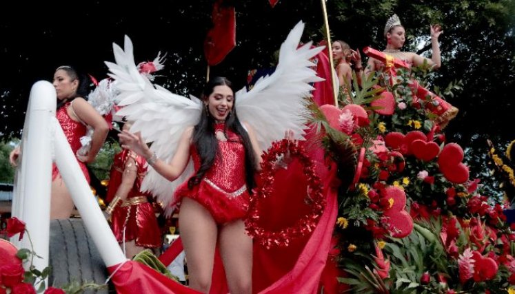 Las reinas comunales al reinado de la Feria cautivaron las miradas del público asistente./Foto: Carlos Ramírez/La Opinión