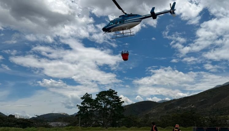 Con la ayuda de aeronaves se conjuran las llamas en la vereda Las Liscas de Ocaña.