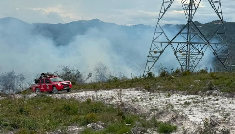 Con la ayuda de aeronaves se conjuran las llamas en la vereda Las Liscas de Ocaña.
