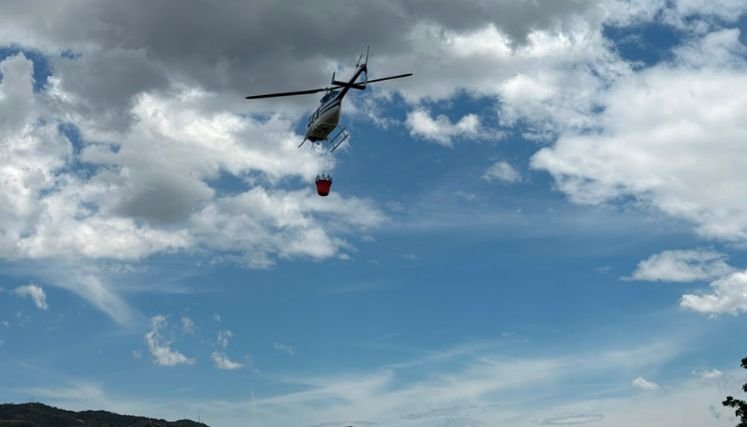 Con la ayuda de aeronaves se conjuran las llamas en la vereda Las Liscas de Ocaña.
