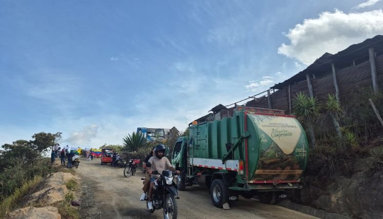 Campesinos bloquean el paso de carros compactadores hacia el relleno sanitario de La Madera, en Ocaña.