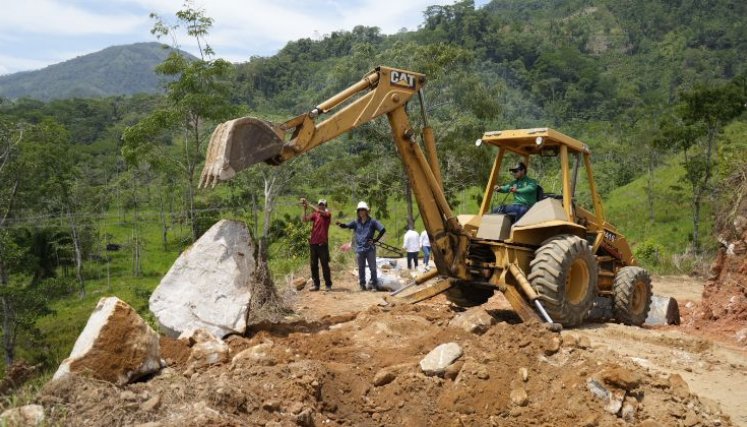 Los mismos campesinos se integraron al proyecto y trabajan en pos de una mejor vía/Foto: Cortesía