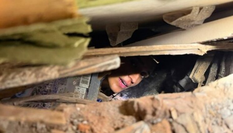 Mujer sobrevivió más de 24 horas bajo los escombros y fue rescatada con vida en Cali