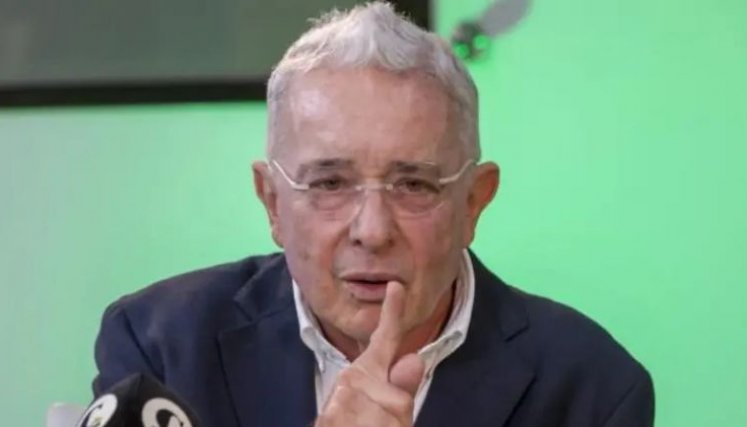 “Si hubiera sido paramilitar, lo habría sido de frente”: Uribe pide definir su situación por masacres en Antioquia