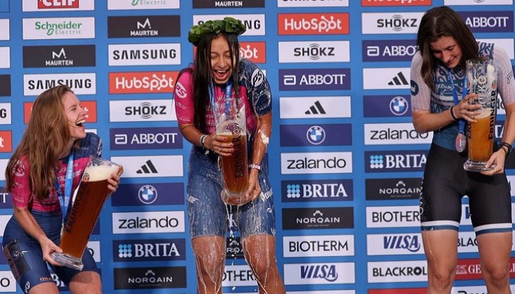 La patinadora Keily Delgado, ondeó la bandera de Colombia y el departamento en Alemania.