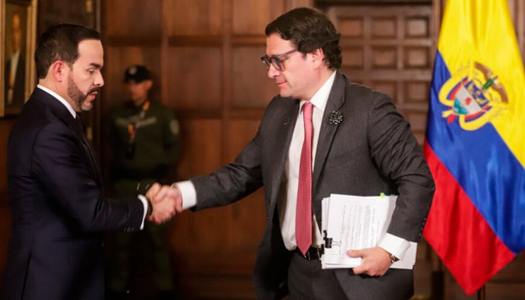 El presidente de Colombia, Abelardo De La Espriella, unto al ministro de Justicia Iván Cancino 