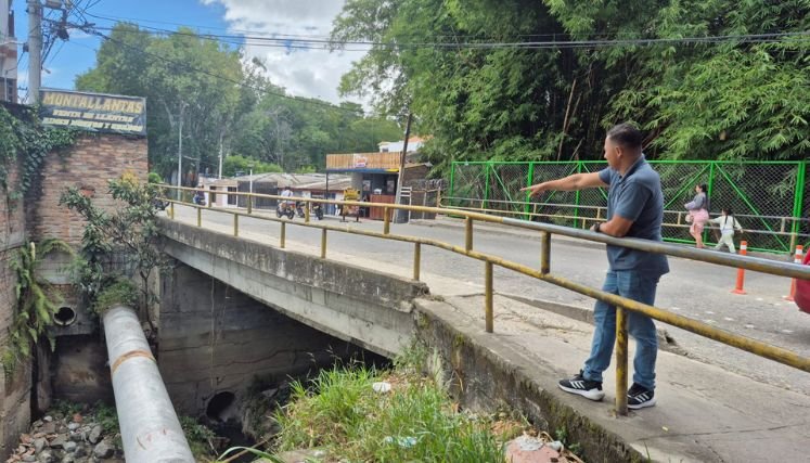 Vecinos del barrio Primero de mayo están inquietos sobre las grietas aparecidas en el puente.