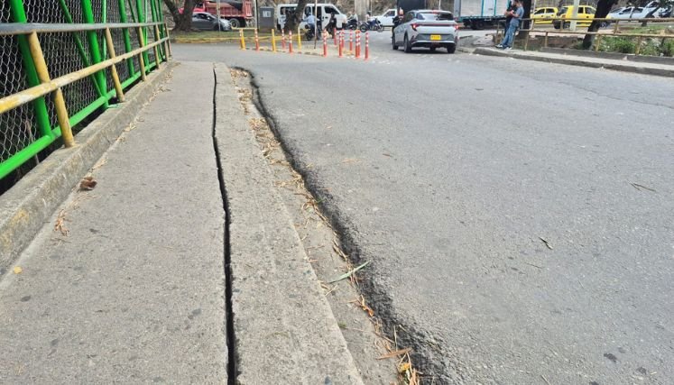 Vecinos del barrio Primero de mayo están inquietos sobre las grietas aparecidas en el puente.