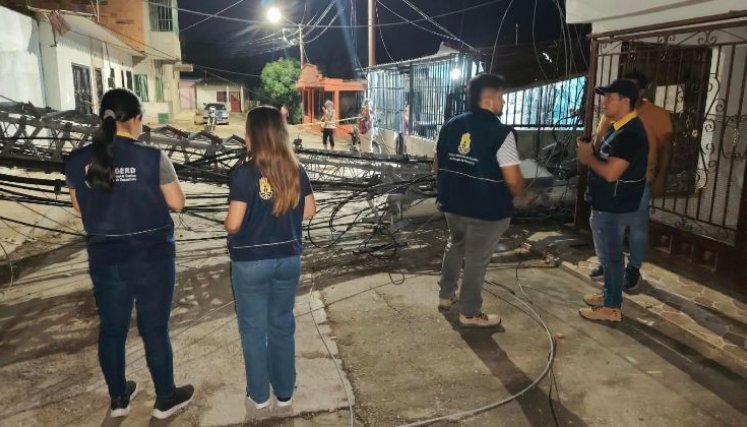 Una antena de comunicaciones se cayó en el barrio Buenos Aires como consecuencia de los vientos.