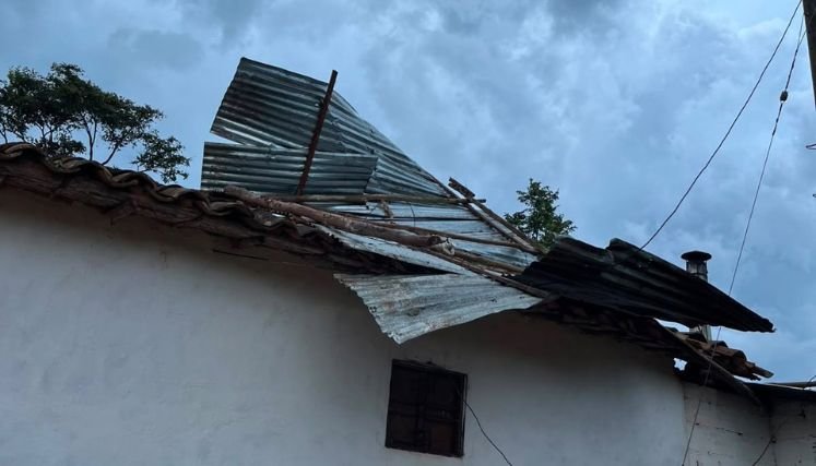 Irónicamente cuando se declara la calamidad pública por la falta de agua, en el corregimiento de Aspasica, un vendaval levanta techos de las viviendas y afecta cultivos.