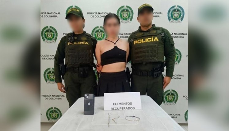 La mujer fue sorprendida cuando intentaba hurtar $8 millones en joyas y un celular. / Foto: cortesía