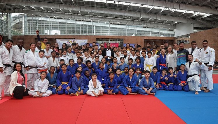 En Bogotá, el nuevo semillero del judo colombiano vivió una jornada de aprendizaje junto a la medallista olímpica Yuri Alvear.