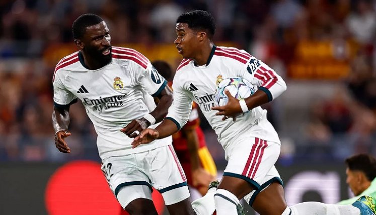 Antonio Rüdiger (izq) y el brasileño Endrick sentenciaron la victoria del Real Madrid ante la Roma. 