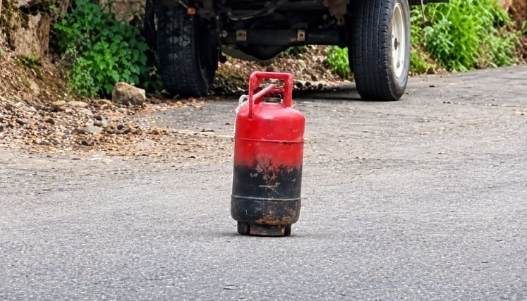Una situación bastante simpática se presenta en el municipio de El Carmen donde una persona en estado de embriaguez retira un supuesto cilindro bomba.