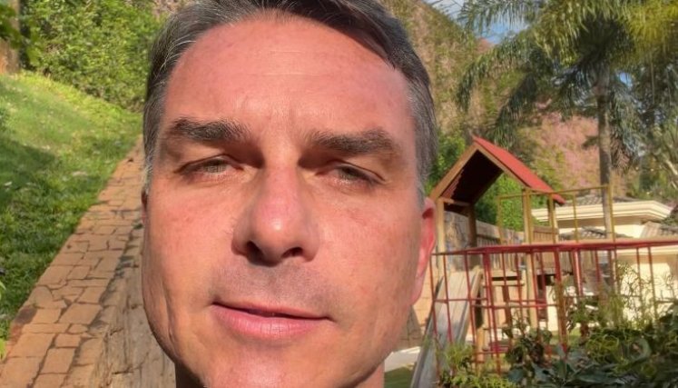La ruta secreta de Flávio Bolsonaro para salir de Brasil y llegar a EE. UU.: cruzó a Argentina, abordó un avión de US$150.000 e hizo escala en Ecuador