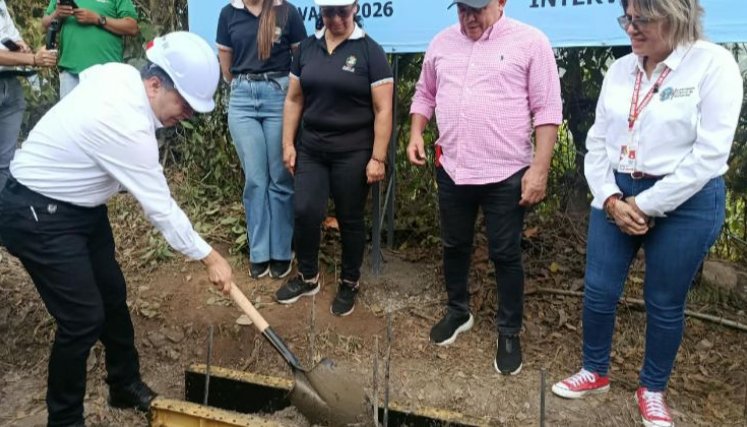 Gobernador colocando la primera piedra en la vía.