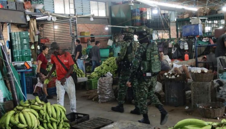 Militares en los comercios