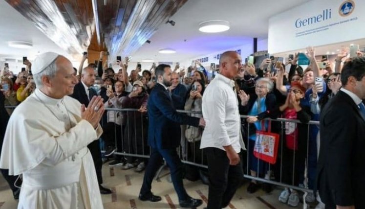 El papa León XIV entra caminando al hospital antes de ser operado del pulmón