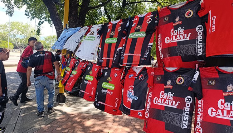 El comercio se mueve cuando el Cúcuta Deportivo tiene partidos con más convocatoria. / Foto: Leonardo Favio Oliveros-La Opinión