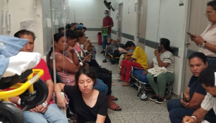En camillas, en sillas y sentados en los pasillos así se atiende a los pacientes en las urgencias del hospital./Foto: Carlos Ramírez/La Opinión