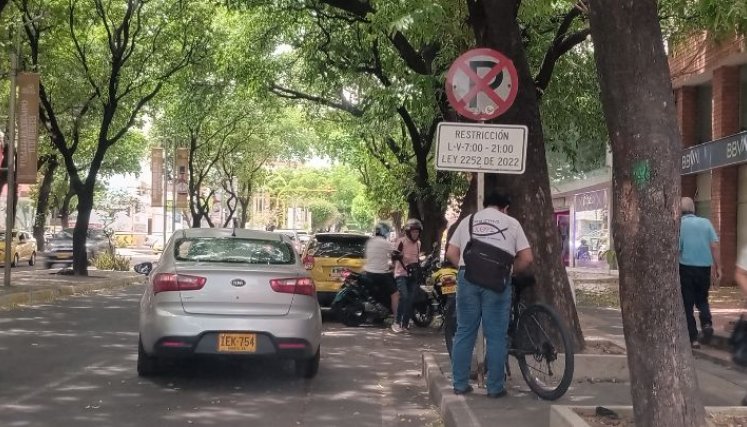 El mal parqueo se volvió una actividad normal en Cúcuta, no importa si hay señales que lo prohíban./Foto Carlos Ramírez/La Opinión