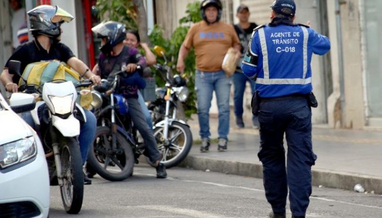 Hay solo 55 agentes para controlar cerca de 500 vehículos entre carros y motocicletas/Foto: Carlos Ramírez/La Opinión