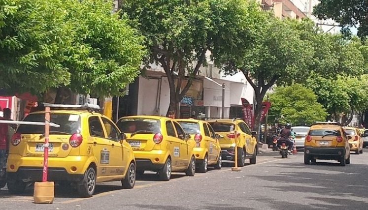 Los paraderos de taxis están por todas partes, muchos de ellos sin permiso./Foto Carlos Ramírez/La Opinión
