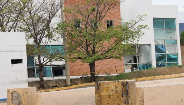 No solo los puntos de recaudo son los que se deben demoler, también los predios que conforman la Caseta de Peaje./Foto Carlos Ramírez/La Opinión