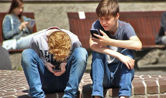 Uso de celulares por parte de los niños genera preocupación en Reino Unido. / Foto: Pexels