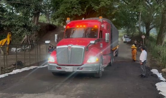 Se normaliza el tráfico vehicular en la carretera Ocaña-Cúcuta, luego de la instalación del puente metálico provisional. Foto Cortesía para La Opinión