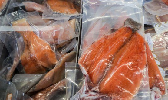 Envases transfieren aditivos plásticos a pescados almacenados en nevera