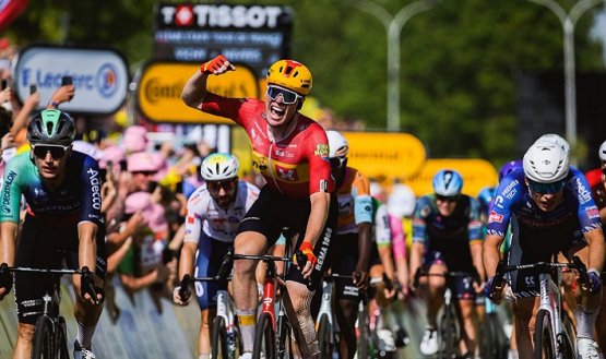 El ciclista noruego Soren Wærenskjold (Uno-X Mobility) logró su primera victoria en la carrera francesa.