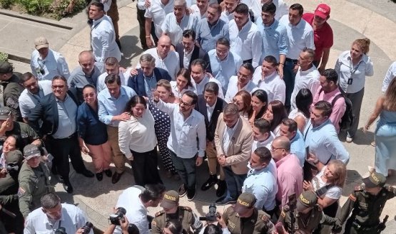 Una postal para el recuerdo, la que se tomaron el presidente electo con las autoridades ainfitrionas de Norte de Santander./Foto: Orlando Carvajal/La Opinión
