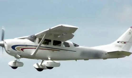 Avión-ligero. Foto: Adrian Pingstone, dominio público. Foto referencia.