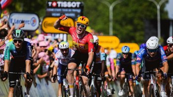 El ciclista noruego Soren Wærenskjold (Uno-X Mobility) logró su primera victoria en la carrera francesa.