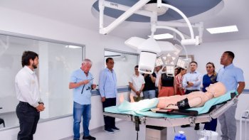El área del quirófano simulado es uno de los espacios de alta complejidad para el entrenamiento de la toma de decisiones quirúrgicas en un entorno clínico 100 % controlado y seguro.